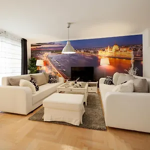 Gde Hollo Budapest