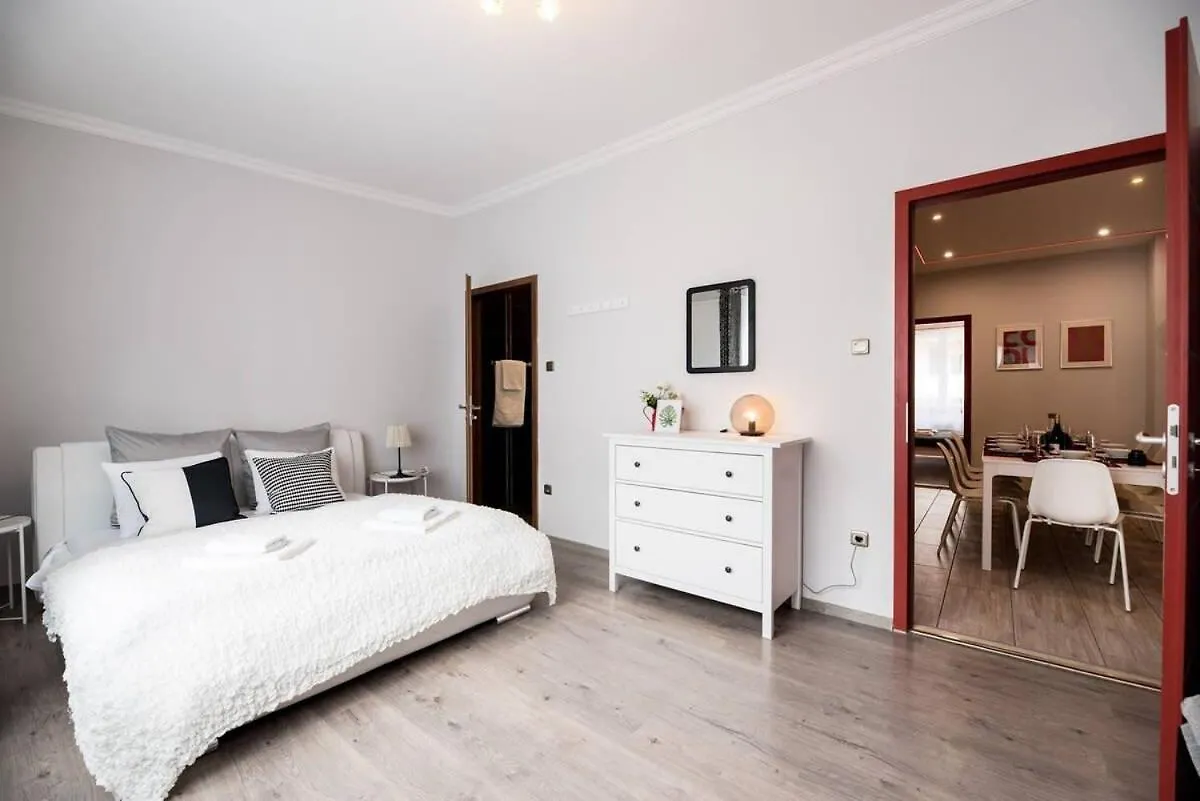 Ultra Central Large Home With Ac And Balcony Budapest 0*,  Hungría